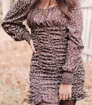 Klänning  - Helt ny klänning som är så otroligt fin! Säljer då jag inte använder den. Använd en gång en kort stund. Även en dragkedja på sidan finns