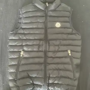 Hej!  Säljer nu min fina moncler väst ( en fin kopia ) den är sparsamt använd och ser endligt mig riktigt bra ut. Den är navy blå i färgen och i storlek M/2. Priset är inte hugget i sten så hör av dig om du vill ge ett bud eller om du har några frågor! 