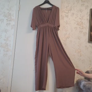 Jumpsuit - Jumpsuit. Helt oanvänd och ny, smutrosa i storlek L   Pris kan alltid diskuteras