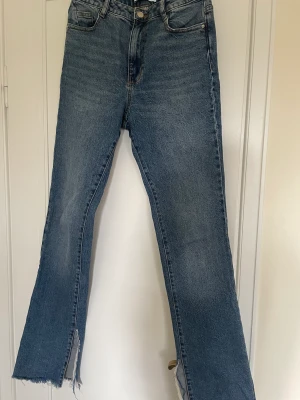 Zara jeans  - Säljer nu dessa zara jeans, säljer för att dem inte kommer till användning. Det är även en slit nere vid fötterna.  Det är storlek 36. 