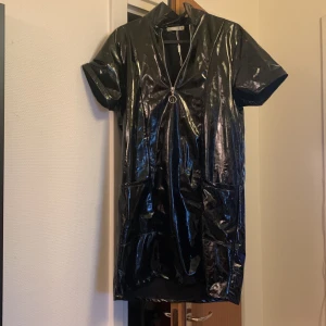 Lack klänning/tröja  - Denna går att ha som både en klänning och en tröja med ett pr snygga byxor till