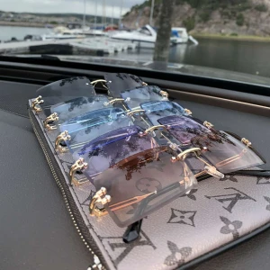 Solglasögon  - Perfekta solglasögon nu till sommaren! Passa på att köpa innan det är för sent.  Olika färger finns, för mer bilder skicka gärna ett dm!   Pris : 1 för 200kr 2 för 350kr 3 för 500kr  Passar perfekt till både Killar och Tjejer 😁