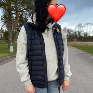 Blå parajumper väst - Blå parajumper väst som knappt används längre. Ganska stor, men passa mig som har 36 vanligtvis.☺️ kan tänka mig att byta mot nån annan väst!