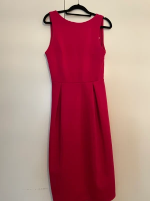 Rosa klänning med öppen rygg - Fin klänning i rosa från HM. Öppen rygg. Ej använd. 