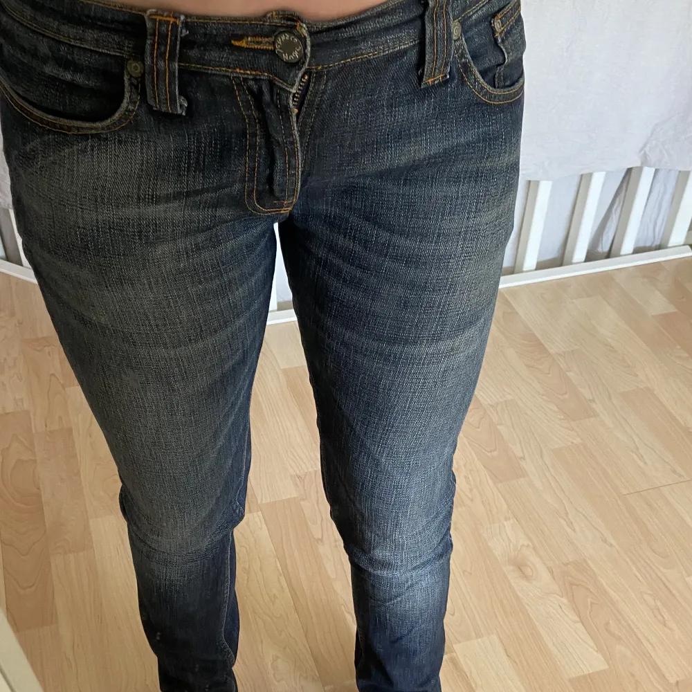 Säljer ett par Lågmidjade jeans från nudie! Bra skick men använder inte då jag tycker de sitter för tight vid vaderna! (Går även att klippa till shorts för fickorna är sjukt snygga! Sitter annars bra för mig som är 166!💗. Jeans & Byxor.