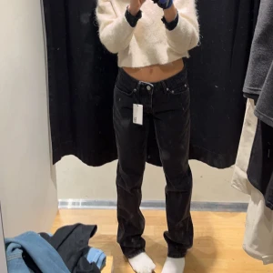Low waist jeans - ❗️INTRESSEKOLL❗️ på mina low waist jeans från lager 157 som e köpta i december. Säljer för att jag inte använder så mycket eftersom att de är lite för långa för mig som är 160. Kom privat för frågar eller liknande!
