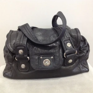 Marc jacobs väska  - Snygg marc jacobs väska i mycket bra skick! Silver detaljer vilket är ovanligt, även storleken är unik! Kan skicka mått💗