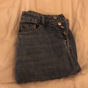 Basic jeans  - Basic jeans. Nice att ha till våren. Från hm. Original pris: 300 mitt pris 150 men kan även diskuteras