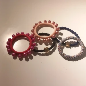 Toffsar - Fem stycken söta toffsar som också funkar som armband om man vill. Ett för 10 kr och alla för 30 kr. 