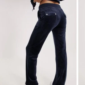 Blå juicy sett  - Min lillasyster juicy byxor som hon har vuxit ur sen i somras ser mer eller mindre nya ut sitter helt perfekt 