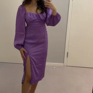 Lila festklänning - Klänning köpt på bubbleroom, endast använd engång.   Ord pris 999kr
