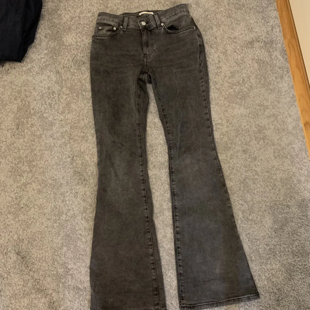 Säljer nu mina bootcut jeans från Gina på grund av att de inte passar mig. Använda fåtal gånger och är i ny skick. Skriv privat vid frågor osv💗. Jeans & Byxor.
