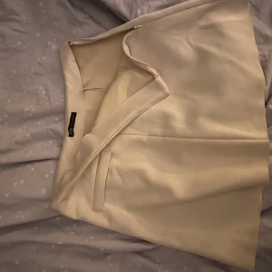 Beige kjol - Jätte fin kjol i storlek S🫶