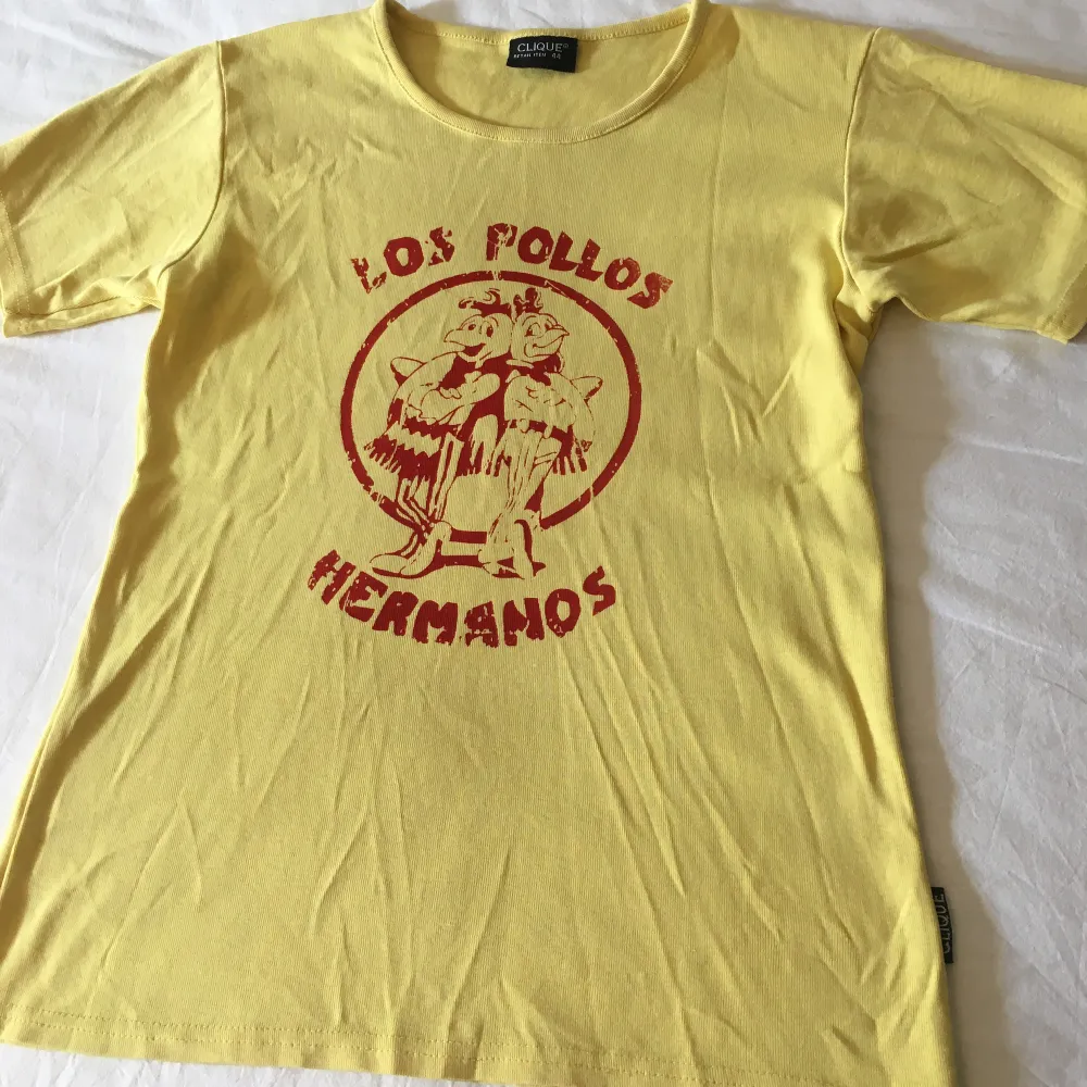 Unik T-shirt med handgjort ”Los Pollos Hermanos” tryck på!! 100% bomull (Trycket håller i tvätten, tvätta ut och in) passar S/M. T-shirts.