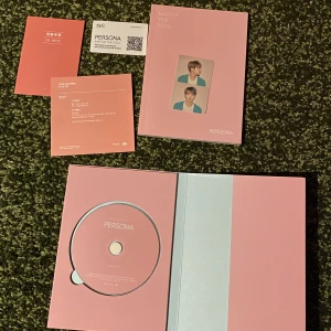BTS- Persona album - Bts persona album version 01⭐️i väldigt bra skick har inprincip bara stått i hyllan i tre år. Köparen står för frakten, Kontakta mig om du vill köpa💌 