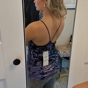 Fest topp - Säljer denna assnygga glittertoppen. Köpte den i Spanien utan att testa den. Den är desvärre för stor för mig, banden är för långa ex. Jag är ca 157 cm! Hör av er om mer frågor!❤️❤️