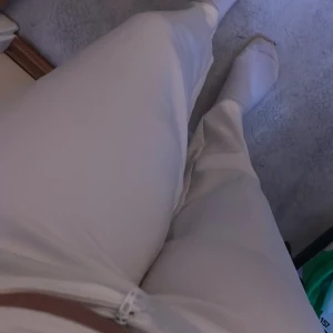 Kostymbyxor vit  - Säljer just nu ett par jätte sköna vita kostymbyxor, säljer dom pga för små! Använt dom 1 gång! 