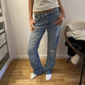 Midrise jeans med hål på knä👖