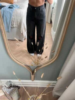 Vida jeans  - Säljer dessa snygga vida jeans från hm, den är väldigt snygga till en tajt tröja. Köparen står för frakten💕