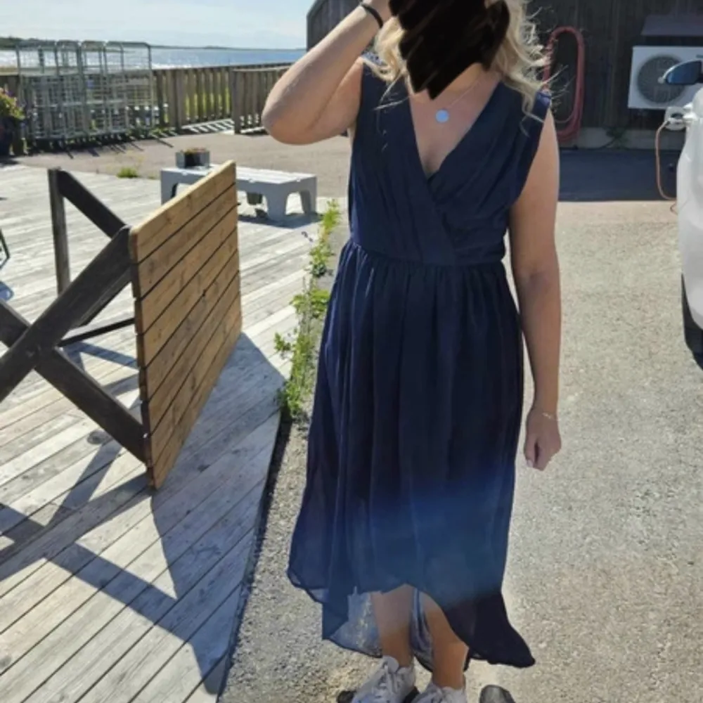 En superfin marinblå klänning i storlek 36/S från Bubbelroom. Använd 1 gång på bröllop! Inga skavanker . Klänningar.