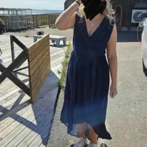 En superfin marinblå klänning i storlek 36/S från Bubbelroom. Använd 1 gång på bröllop! Inga skavanker 
