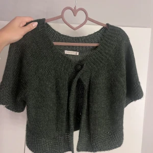 Grön stickad bolero - Gröns stickad bolero i storlek S men passar xs-l 
