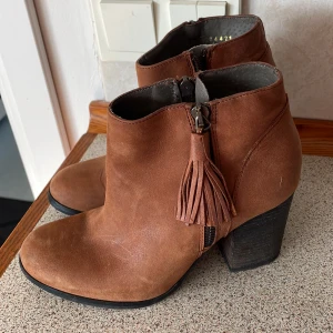 Snygga stövletter - Stövletter i fint skick. Stl 36, några märken på insidan från klacken kan skick fler bilder men se bild 3. Medföljer innersula som är i princip oanvänd.