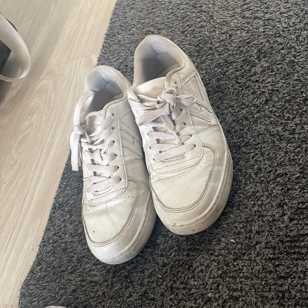 Vita sneakers som ska tvättas innan dom köps. Dom är i storlek 38 o knappt använda bara använda ungefär en månad. Skriv för mer frågor. Skor.