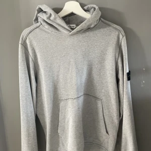 Stone island hoodie  - Hej säljer denna stone island hoodie som passar mig perfekt som är runt 175 är i jätte bra skick har inga fläckar eller hål.✨🍾