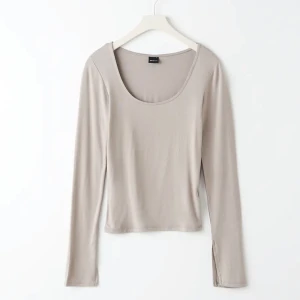 Gina tricot topp - Endast använd ett fåtal gånger men säljer då den inte längre kommer till användning. Inga defekter och i gott skick🩷 om ni undrar över något är det bara att fråga<3