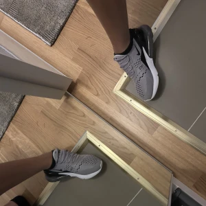 Nike air Max 270 - Säljer mina Nike air Max 270 i storlek 38.  Pris: 300kr  Anledningen till priset är den lilla defekten på bakdelen av ena skon som lossnat.  Storlek: 38 Färg: grålila Frakt tillkommer för 74kr