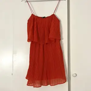röd klänning från zara med volanger, kantarell klänning
