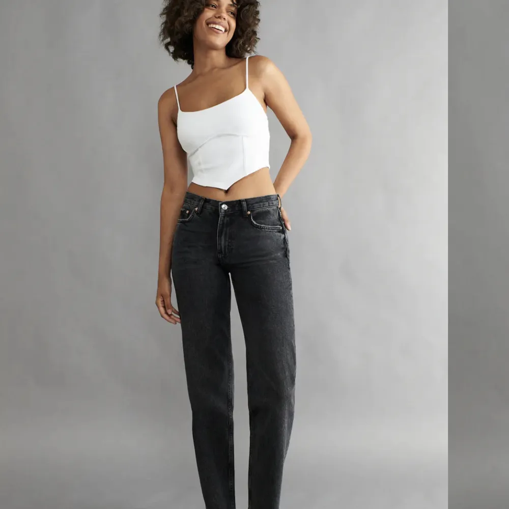 Säljer ett par super fina jeans från Gina tricot som tyvärr inte kommer till användning längre, använda några få gånger💕. Jeans & Byxor.