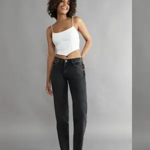 Säljer ett par super fina jeans från Gina tricot som tyvärr inte kommer till användning längre, använda några få gånger💕