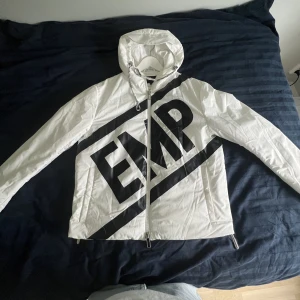 Emporio Armani jacka  - Knappt använd, bara ett fåtal gånger. Bra skikt! Nypris - runt 5000kr.