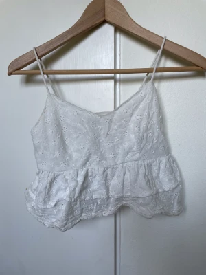 Vit volangtopp - Storlek XS från SHEIN 🤍 Köparen står för frakt 