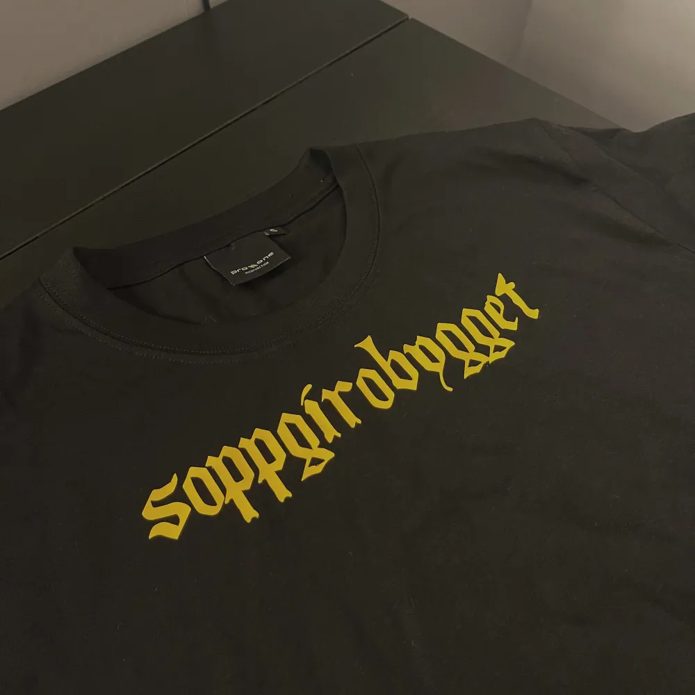 Merch t-shirt från Norska gruppen ”soppgirobygget” Storlek S men är unisex så är mer som en M, aldrig använd!😊. T-shirts.