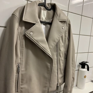 HELT NY - Skinnjacka från H&M. Ord pris 399kr. Säljer för 200kr. 