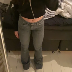 Jätte fina only jeans!! - Säljer ett par super fina gråa jeans! Säljer dom för jag knappt använder dom❤️Dom är i storlek Xs/32 och sitter riktigt bra!(skriv för fler bilder osv)