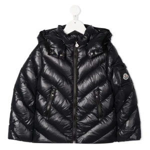 Moncler jacka - Säljer min moncler jacka som inte kommer till användning längre. Storlek 12 men passar mig som är xs/s. Äkta givetvis och finns även äkthetsbevis.❤️