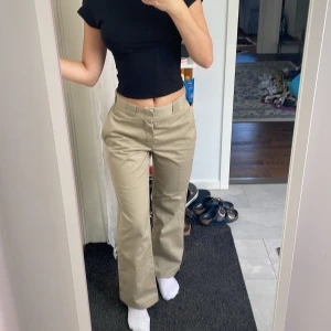 Dickies byxor  - Jättefina beige byxor från dickies! Har inte kommit till användning särskilt mycket. Skulle säga att det är storlek xs/xxs på byxorna☺️ (Byxorna är uppsydda för att passa mig som är 153!!!)