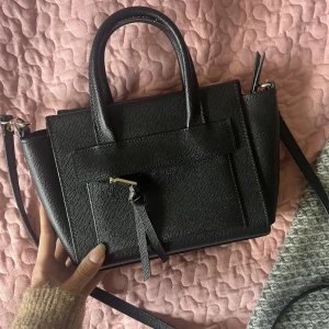 Väska - En så fin väska! Helt oanvänd. 