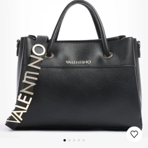 VALENTINO VÄSKA - Säljer min fina valentino väska köpt på wardow.com för 1699kr. Använd fåtal gånger och helt som ny! Kvitto och äkthetsbevis finns! För mer information kontakta mig!