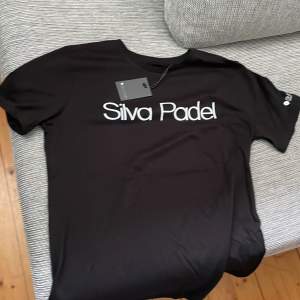 Superskön t-shirt från Silva Padel.  100 % Bomull.  Nya i påse.  Säljs i paket om 3 st.