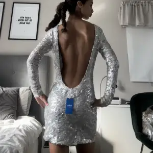 DRÖM klänning med väldigt djup rygg! Sååå cool cocktail klänning!😩🪩