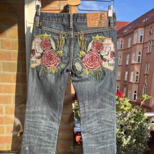 Skit feta ed Hardy jeans, botcut och lågmidjade. Köpta i London för 1800kr och använt dem 2 gånger. 