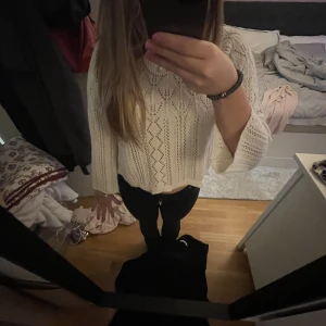Stickad tröja med broderi - Sååå fin tröja med broderier och mönster köpt i Berlin från vero Moda vet ej om den går att hitta i Sverige köpt för 349 i storlek m men då den är lite kortare i modellen blir det som en xs/s💗