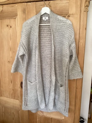 Superfin långkofta från Noa Noa - Jätte mysig kofta från Noa Noa, använd ett fåtal gånger. Transparent, super lätt men varm och skön. 