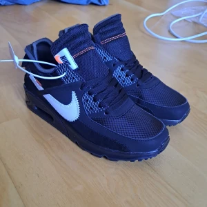 Off-White nike air max 90 - Ett par nike air max 90 Off-White skor, det är replika men är mycket bra gjorda med väldigt bra kvalite som håller länge, dom är helt oanvända. Man får med 3 par skosnören, ett par svarta (dom sitter på) ett par gröna och vita. Skickas eller möts upp.