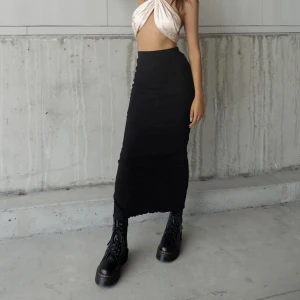 Svart maxikjol - Helt ny! Nypris 560 sek plus frakt  https://us.princesspolly.com/products/oscar-maxi-skirt-black Storlek 32 Säljer över 100 plagg! Stor mängdrabatt när du köper fler saker!  Köp 3(+) plagg 15% rabatt.  Köp 5(+) plagg 20% rabatt.  Köp 10 (+) plagg 25%